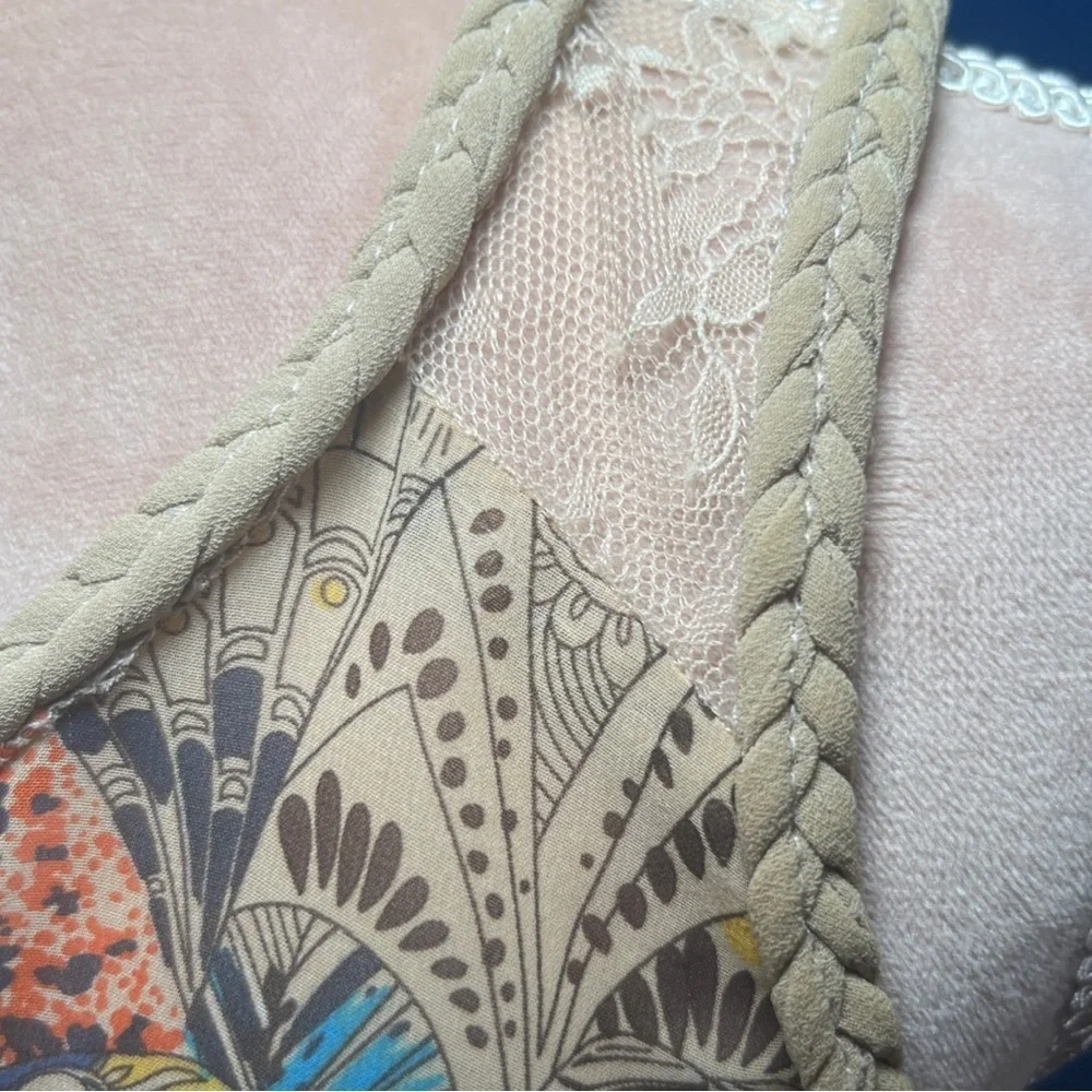 DOE & RAE Flowy Boho Feather Print Top with Rope and lace detailing EUC … - Picture 9 of 10